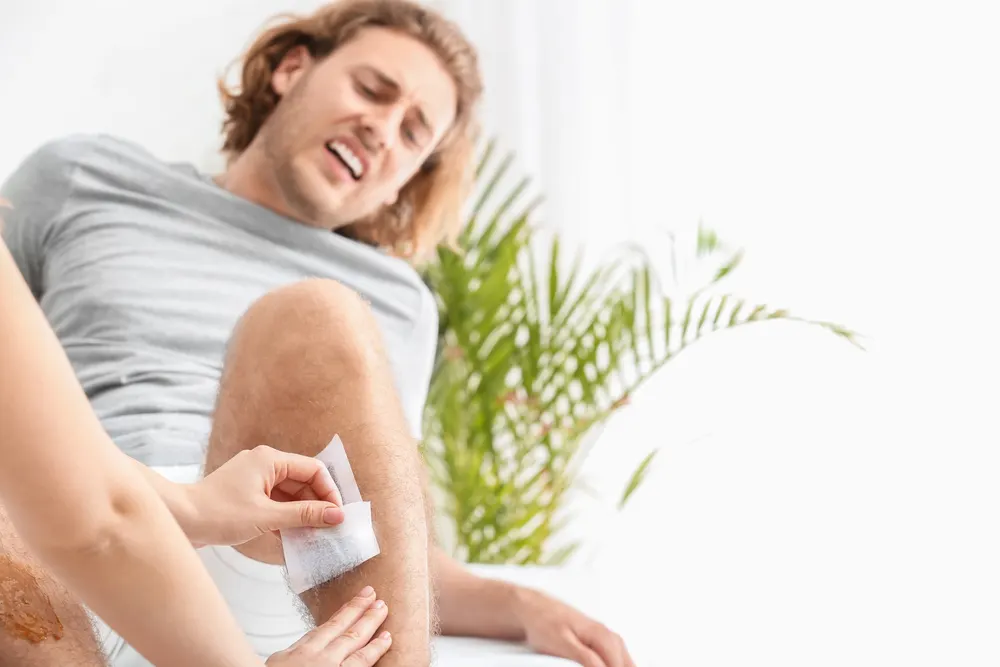 Il est loin le temps où l'épilation était considérée comme une pratique exclusivement féminine. Aujourd'hui, l'épilation pour hommes gagne en popularité et en acceptation, à la fois pour des raisons esthétiques et hygiéniques. Les hommes, tout comme les femmes, ont désormais le choix entre diverses méthodes d'épilation adaptées à leurs besoins et préférences spécifiques.